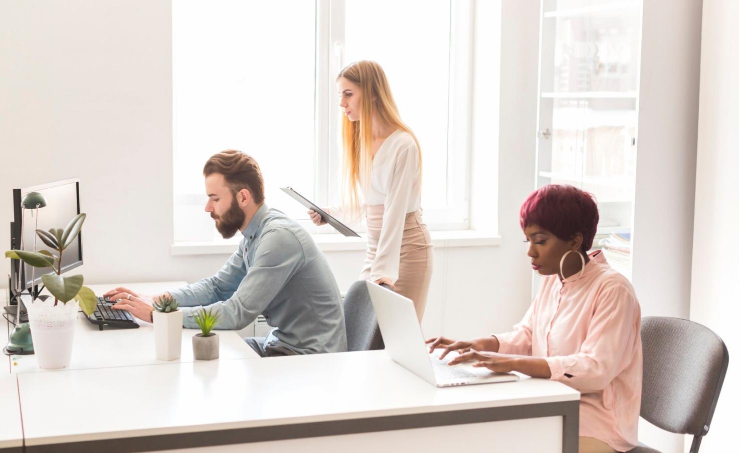 Graf cash flow analýzy na počítačové obrazovce s finančními údaji