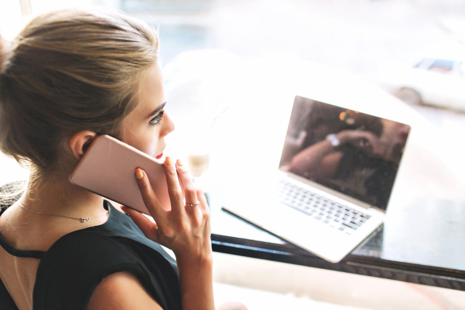 Obchodní jednání u stolu s dokumenty a kalkulačkami