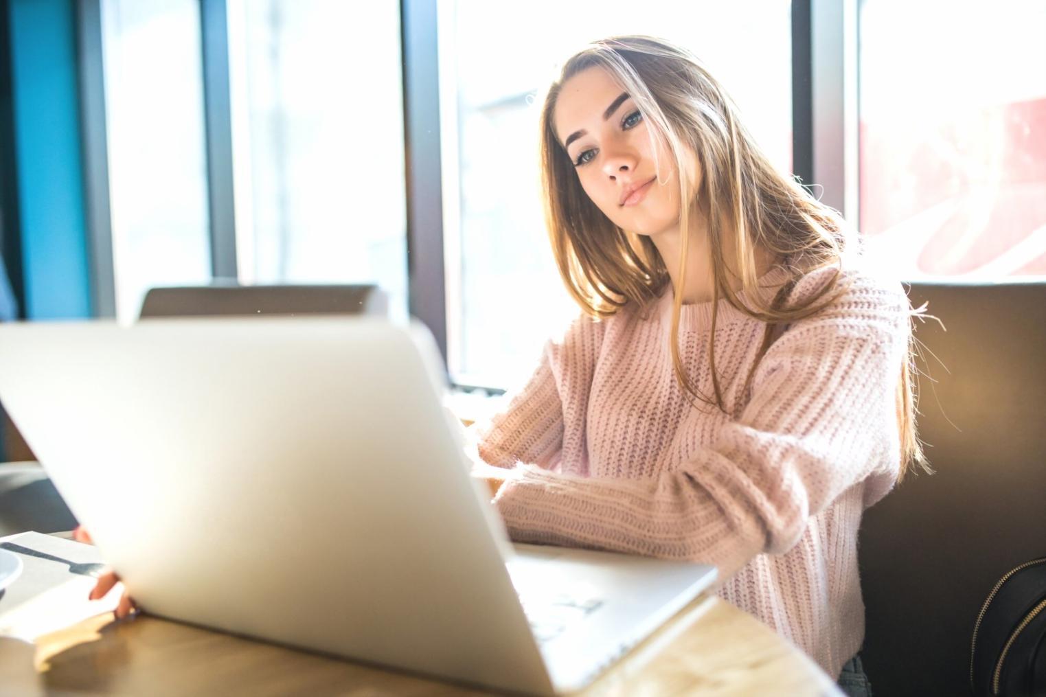 Moderní kancelář s týmem pracujícím na projektu